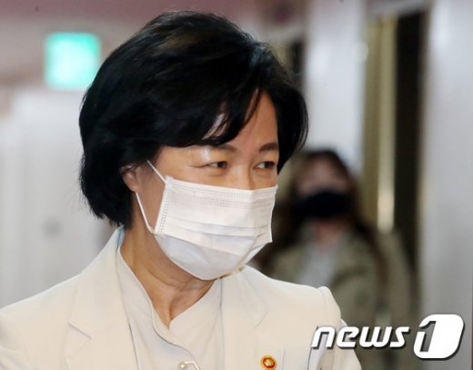 추미애 법무부 장관이 자택 앞에서 카메라를 들고 대기하고 있는 기자들의 ‘뻗치기’ 취재방식에 불쾌감을 드러냈다. /사진=뉴스1