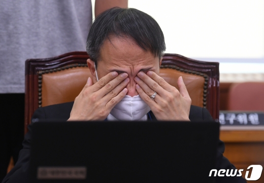 [사진] [국감] 눈 비비는 박주민 의원