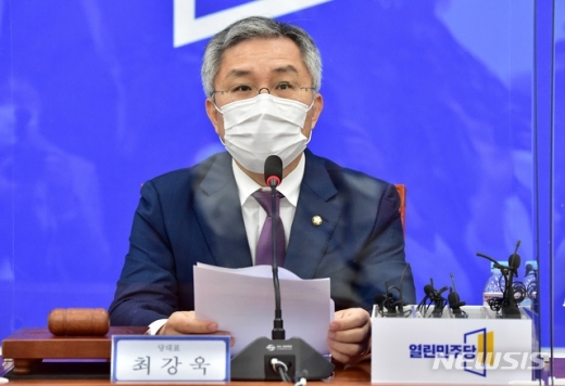 조국 전 법무부장관 아들의 인턴 활동 확인서와 관련해 허위사실을 유포했다는 혐의로 재판에 넘겨진 최강욱 열린민주당 대표. /사진=뉴시스