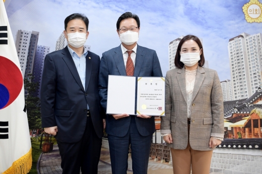 김포시의회 신명순(오른쪽) 의장과 김기문(가운데) 변호사, 김인수 부의장이 위촉장 수여식 후 기념사진을 찍고 있다. / 사진제공=김포시의회