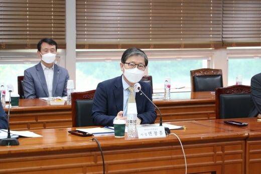 LH가 공공·학회·연구기관 등 전문가들로 구성된 ‘LH 그린리모델링 사업추진협의체’를 발족했다. 사진은 지난 15일 LH 오리사옥에서 개최된 ‘LH 그린리모델링 사업추진협의체’ 발족식에서 변창흠 LH 사장이 발언하는 모습. /사진=LH