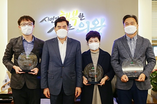 2020년 양성평등상 수상자들이 김상돈 시장과 기념 촬영을하고 있다(왼쪽부터 김주영, 김상돈 의왕시장, 신봉금, 최선미 대리수상자). / 사진제공=의왕시