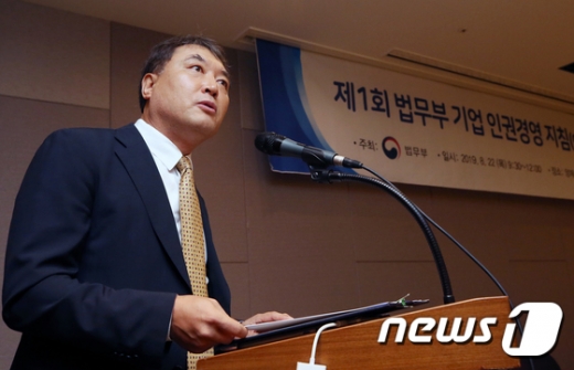 최강욱 열린민주당 대표가 4·15 총선 중 허위사실을 유포한 혐의로 불구속기소된 가운데 황희석 열린민주당 최고위원이 "쪼잔하다"고 비판했다. /사진=뉴스1