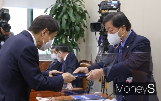 [머니S포토] 윤후덕 위원장에게 선서문 제출하는 이주열 총재