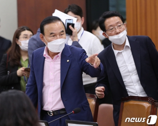 박덕흠 무소속 의원(충북 보은·옥천·영동·괴산)이 과거 대한전문건설협회 회장과 전문건설공제조합 운영위원장을 겸직하며 수백억대 투자를 마음대로 결정하고 전횡을 저지른 사실이 국정감사에서 논란이 됐다. /사진=뉴스1