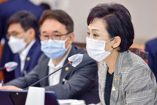 김현미 국토부 장관은 "다 동의하는 건 아니지만 국민이 걱정하는 데 대해 죄송스럽게 생각한다"며 "주거복지를 위해 노력했는데 매매 안정세가 나타나고 있고 전세불안이 지속되는 상황을 잘 해결되도록 최선을 다하겠다"고 말했다. /사진=머니투데이