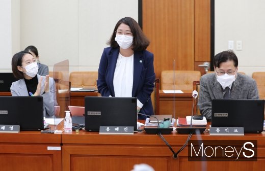 [머니S포토] '임신 7주차' 용혜인 의원 