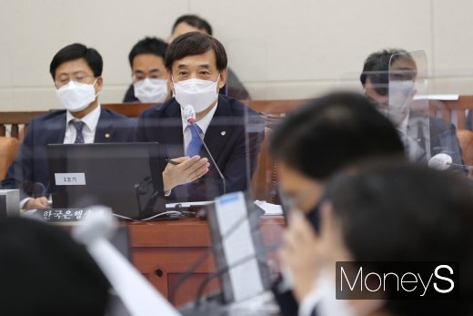 [머니S포토] 2020 국감 질의 답하는 이주열 총재