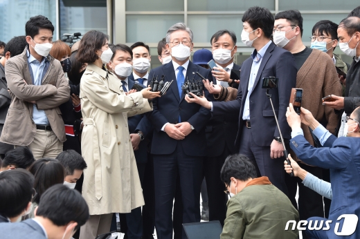 공직선거법 위반 등 혐의로 불구속 기소돼 파기환송심서 무죄 선고를 받은 이재명 경기도지사가 16일 오전 경기도 수원시 영통구 수원고등법원에서 열린 파기환송심 선고 공판을 마치고 입장을 밝히고 있다. /사진=뉴스1