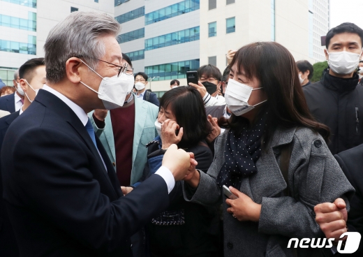 공직선거법 위반 등 혐의로 불구속 기소돼 파기환송심서 무죄 선고를 받은 이재명 경기도지사가 16일 오전 경기도 수원시 영통구 수원고등법원에서 열린 파기환송심 선고 공판을 마치고 지지자들과 인사를 나누고 있다. /사진=뉴스1
