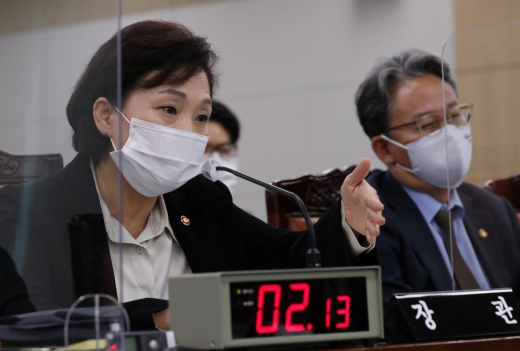 김현미 국토부 장관이 16일 정부세종청사에서 열린 국토부 국정감사에 참석해 단 한 번도 장관으로서 책임을 회피한 적이 없다고 말했다. /사진=뉴스1 장수영 기자 