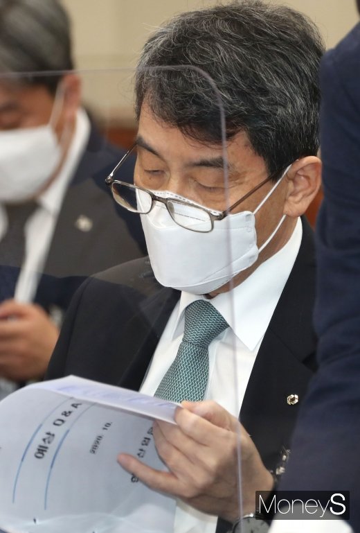 [머니S포토] 자료 검토하는 이동걸 한국산업은행 회장