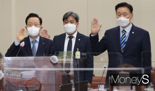 [머니S포토] 국감 선서하는 윤대희 이사장