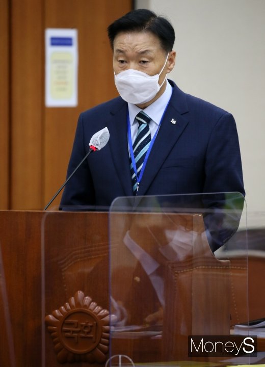 [머니S포토] 국감 출석한 이계문 서민금융진흥원장