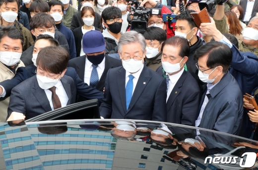 이재명 경기도지사가 16일 파기환송심서 무죄 판결을 받은 영향으로 관련주가 하락세다. 사진은 이날 오전 경기도 수원시 영통구 수원고등법원에서 열린 파기환송심 선고 공판을 마치고 차량에 탑승하고 있는 이 지사의 모습. /사진=뉴스1