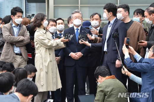 ‘친형 강제입원’ 사건과 관련한 허위사실공표 혐의로 항소심에서 당선무효형에 처해졌다가 대법원의 무죄 취지 판결을 받은 이재명 경기도지사가 16일 오전 경기도 수원시 영통구 수원고등법원에서 열린 파기환송심 선고공판에서 무죄를 선고받고 나와 취재진 질문에 답하고 있다. / 사진=뉴시스