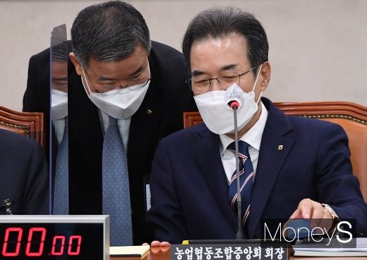 [머니S포토] 답변자료 확인하는 이성희 회장