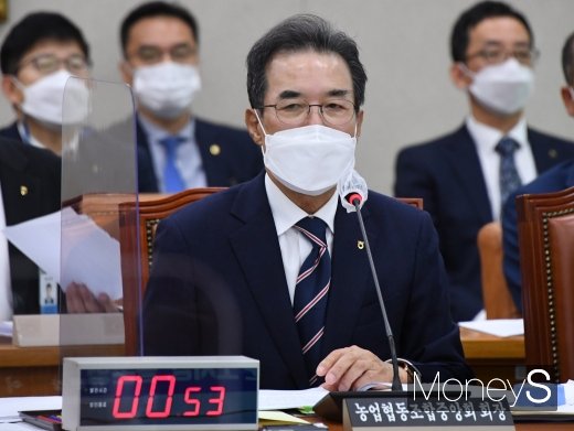 [머니S포토] 국감 질의 답변하는 이성희 농협중앙회 회장