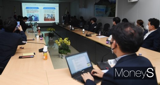 [머니S포토] 경의선남북출입사무소 보고 받는 국회 외통위 위원들