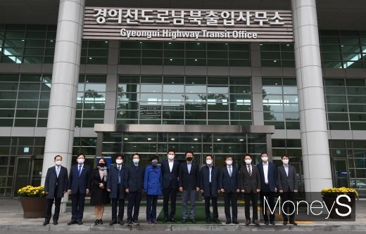 [머니S포토] 경의선남북출입사무소 찾은 국회 외통위 의원들