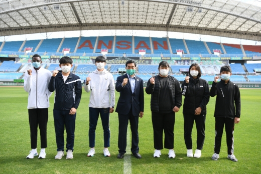 윤화섭 안산시장이 지난 15일 안산 와_스타디움에서 체육 꿈나무들을 만나 기념 촬영을 하고 있다. / 사진제공=안산시