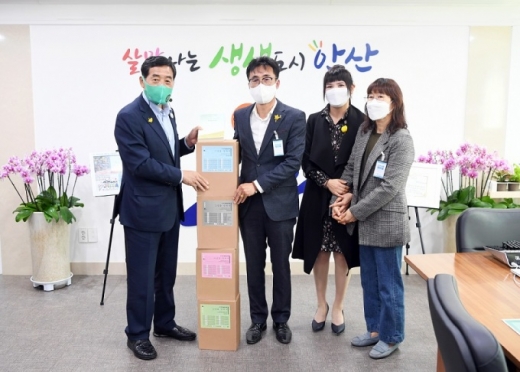 윤화섭 안산시장이 15일 시청에서 4·16구술증언록을 기증 받고 있다. / 사진제공=안산시