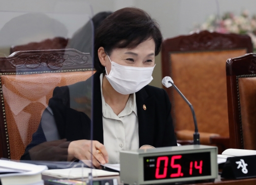정부세종청사에서 열린 국감에 참석한 김현미 국토부 장관이 송석준 국민의힘 의원이 질의 중간에 가수 나훈아의 노래 ‘테스형’을 틀자 웃어 보였다. /사진=뉴스1 장수영 기자