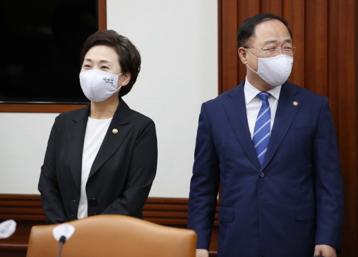 국토부 국정감사에서 전세난의 당사자가 된 홍남기 부총리의 사례가 소개돼 눈길을 끌었다. 사진은 홍 부총리와 김장관이 지난 8월 열린 제2차 부동산시장 점검 관계장관회의에 참석한 모습. /사진=뉴시스 김명원 기자