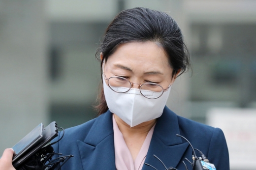 은수미 성남시장이 16일 오후 경기 수원시 영통구 수원지법에서 열린 파기환송심 선고공판이 끝난 뒤 취재진의 질문을 받고 있다. /사진=뉴스1
