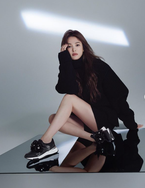 배우 송혜교가 화보를 통해 매끈한 각선미를 뽐냈다. /사진=송혜교 인스타그램 캡처