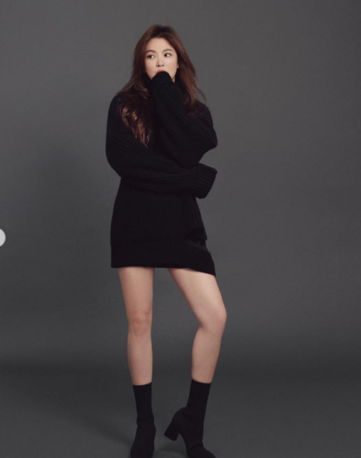 배우 송혜교가 화보 사진을 통해 매끈한 각선미를 드러냈다. /사진=송혜교 인스타그램 캡처