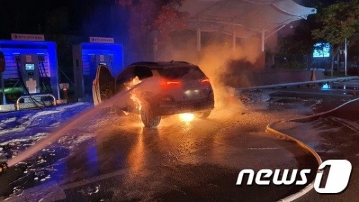 17일 새벽 남양주시 와부읍 주민자치센터 전기차 급속충전소에서 충전 중이던 현대자동차 코나 전기차에서 불이 났다./사진=뉴스1