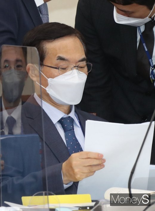 [머니S포토] 국감 자료 살피는 조용만 조폐공사 사장