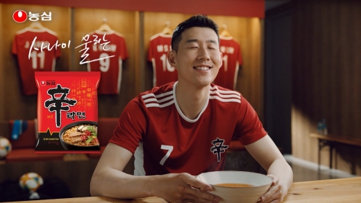 농심은 지난해 6월부터 이달 말까지 신라면 광고 모델로 축구 스타 손흥민을 발탁했다. /사진=농심 제공   