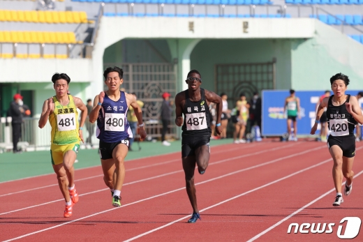 '단거리 유망주' 비웨사 다니엘 가사마(17·원곡고)가 20일 경북 예천 공설운동장 육상경기장에서 열린 '문체부장관기 제41회 전국시·도대항육상경기대회' 남자 고등부 200m 결선에서 21초69를 기록해 우승했다. (대한육상연맹 제공) © 뉴스1