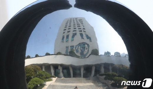 라임자산운용의 전주 김봉현 전 스타모비리티 회장의 자필 입장문을 놓고 추미애 법무부장관과 윤석열 검찰총장이 정면충돌한 가운데 19일 서울 서초구 대검찰청에 설치된 서 있는 눈 조형물에 대검청사가 투영되고 있다. 법무부는 검찰이 로비 의혹을 제대로 수사하지 않았는데 그게 일부 윤석열 총장 때문이라고 정조준했고, 대검은 법무부가 '중상모략'을 한다고 강력 비난했다. 2020.10.19/뉴스1 © News1 송원영 기자