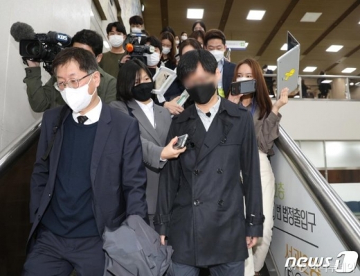 22일 고 박원순 서울시장 비서실 직원 정모씨가 서울 서초구 서울중앙지방법원에서 열린 동료 직원 성폭행 혐의 관련 1차 공판을 마친 후 법정을 나서고 있다. /사진=뉴스1