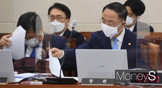 홍남기 부총리가 지난 22일 국회 기획재정위원회 종합 국정감사에 출석해 “전세시장 안정화를 위해 고민하겠다”고 다짐했다. /사진=장동규 기자