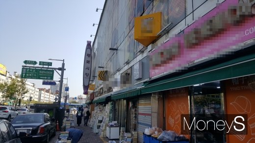 동대문 패션타운이 매출 하락과 공실 증가로 울상이다. 사진은 동대문 평화시장. /사진=김창성 기자