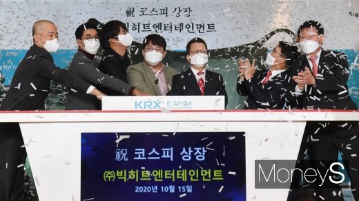 15일 오전 서울 여의도 한국거래소 1층 로비에서 빅히트엔터테인먼트 상장 기념식이 진행되고 있다. 왼쪽부터 박태진 제이피모간 서울지점 대표이사, 박지원 빅히트 엔터테인먼트 HQ CEO, 윤석준 빅히트 엔터테인먼트 글로벌 CEO, 방시혁 빅히트 엔터테인먼트 의장, 정지원 한국거래소 이사장, 임재준 한국거래소 유가증권시장본부장, 정영채 NH투자증권 대표이사, 라성채 한국거래소 유가증권시장본부장./사진=사진공동취재단