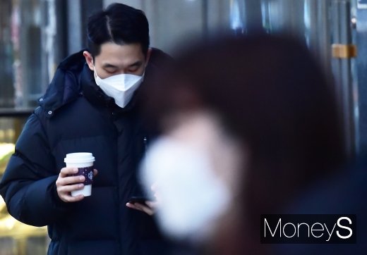 오늘(23일) 첫 한파특보가 내려진 가운데 기온별 옷차림에 대한 관심이 높아지고 있다. /사진=임한별 기자