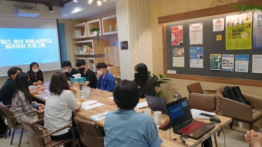 오산시(곽상욱 시장)는 빅데이터를 통해 청년에 대한 희망도시로 부상하기 위해 청년의 참여, 일자리, 공간, 교육, 복지, 주거 등 청년 삶 전반에 대한 40여개 사업을 야심차게 추진하겠다고 밝혔다. 사진은 마음 사관학교 장면. / 사진제공=오산시
