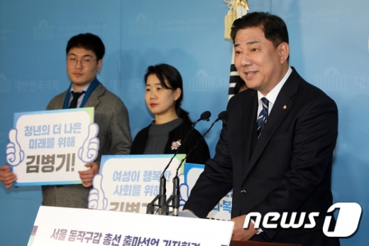 국회 국방위원회 더불어민주당 김병기 의원의 아들이 군 복무 당시 특혜를 받았다는 의혹이 제기됐다. 이에 김 의원은 사실이 아니라고 반박했다. /사진=뉴스1