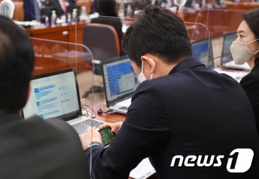 강훈식 더불어민주당 의원이 국회 국정감사장에서 핸드폰으로 게임을 한 것과 관련 야당 의원들의 비판이 거세졌다. /사진=뉴스1