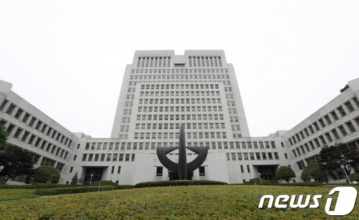 23일 용돈과 잠자리를 제공해 준 건물 관리인을 살해한 노숙인에게 징역 18년이 확정됐다. 사진은 서울 서초구 대법원 청사 전경. /사진=뉴스1 