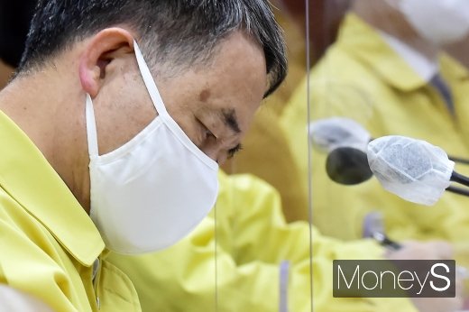 [머니S포토] 잇단 독감백신 사망 속 코로나 중대본 참석한 '박능후'
