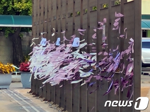 '인천 라면 화재' 사건으로 병원에 입원했던 형제 중 동생(8)이 지난 21일 숨진 이후에도 형제를 향한 따뜻한 마음이 이어지고 있다. 사진은 지난 22일 오후 인천시 미추홀구 '라면형제'의 모교에서 숨진 동생을 추모하는 행사가 열린 모습. /사진=뉴스1