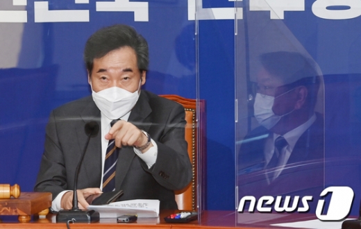 민주당 지도부가 윤 총장이 법제사법위원회 국정감사에서 보인 태도를 문제삼으며 정면으로 비판했다. /사진=뉴스1