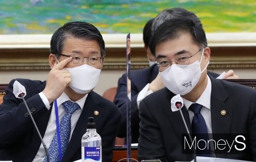 [머니S포토] 국감 어느덧 막바지... 의견 나누는 금융위 인사들