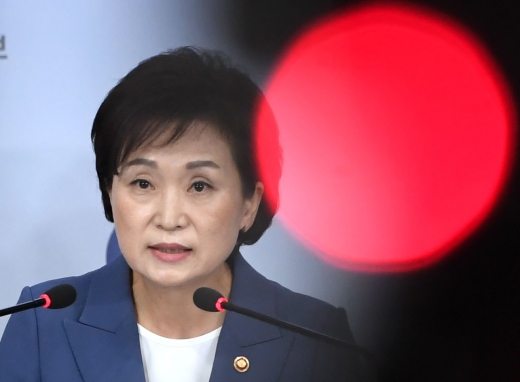 정동만 국민의힘 의원은 인천국제공항공사가 스카이72 골프클럽을 가장 수익성이 낮은 시나리오로 매각했다고 주장했다. 또 스카이72 입찰에 국토부가 관여했다는 의혹을 제기했다. 사진은 김현미 국토부 장관. /사진=장동규 기자